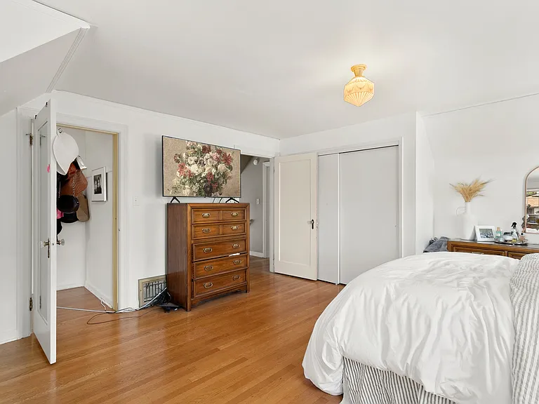 1526 Thorndyke Ave W — Photo 16