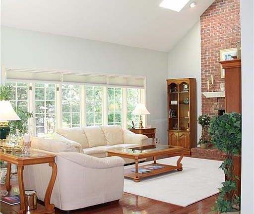 3rd image of 40 Gatesborough Ct