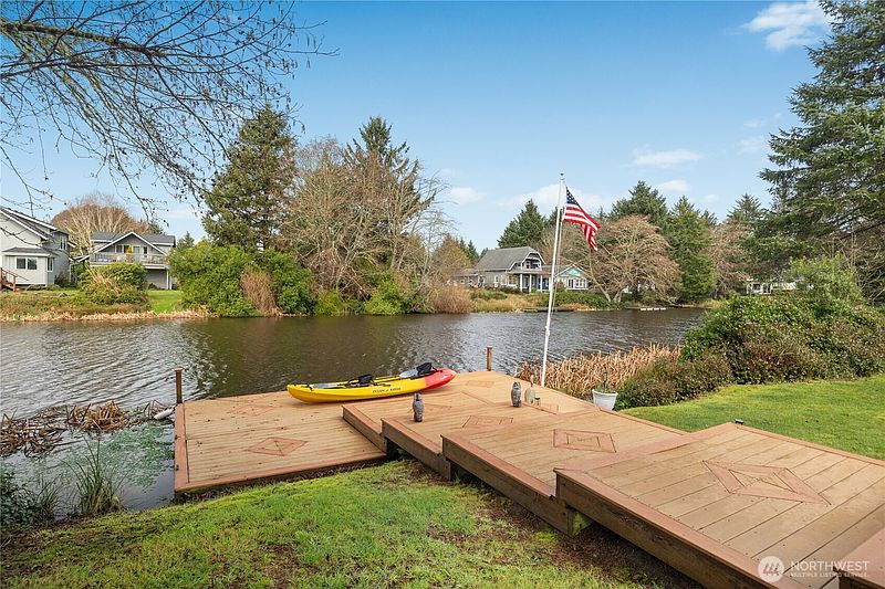 4th image of 655 Skamokawa Court SE