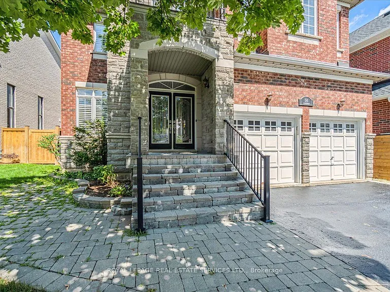 54 Stonebrook Cres — Photo 2