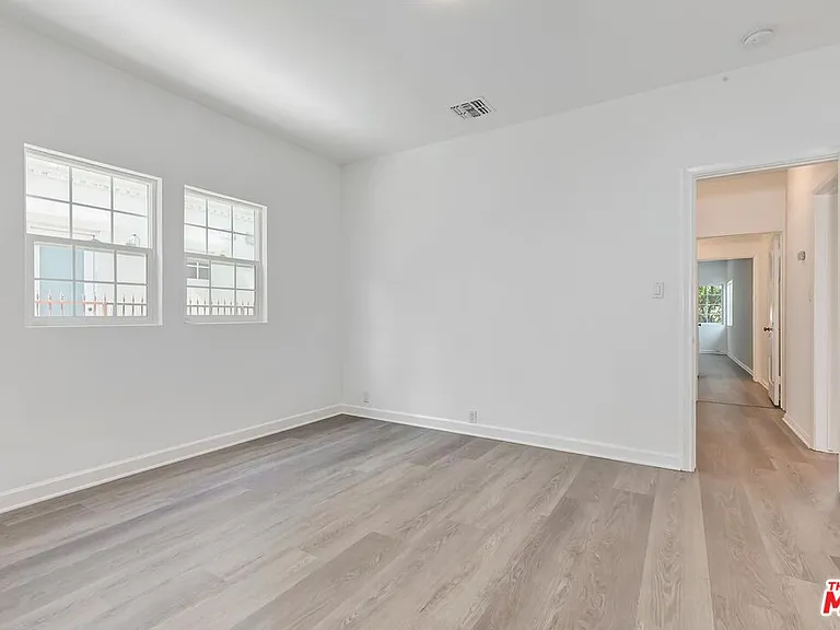 212 N Palm Dr — Photo 11