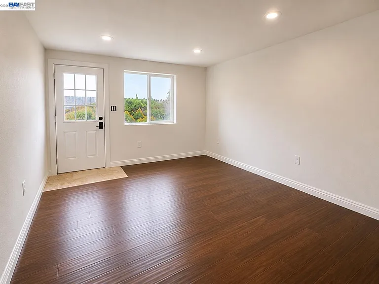 Palisades Dr — Photo 2