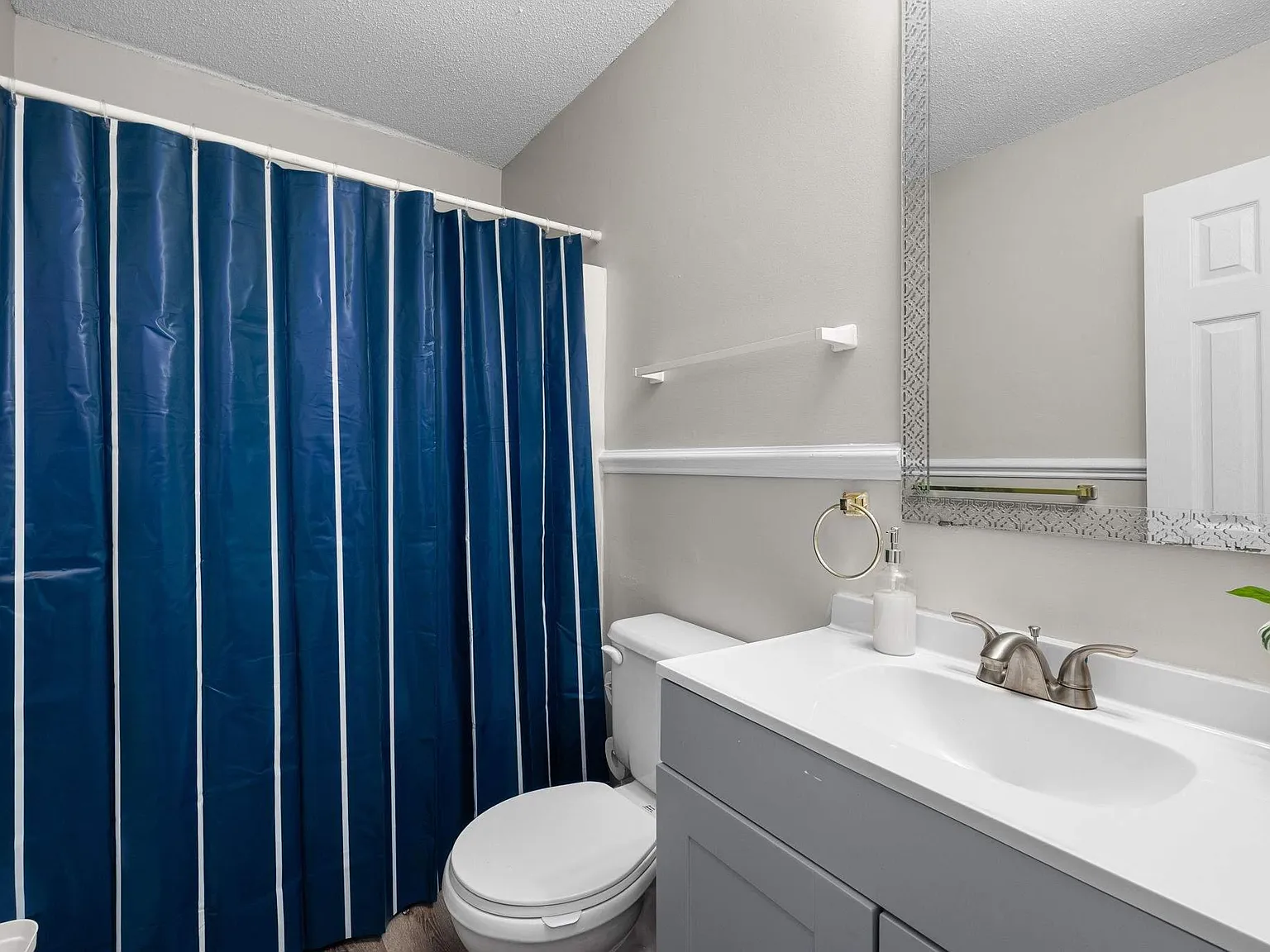 3 bed, 2.0 bath, 925 sqft, $1,048 — Photo 3