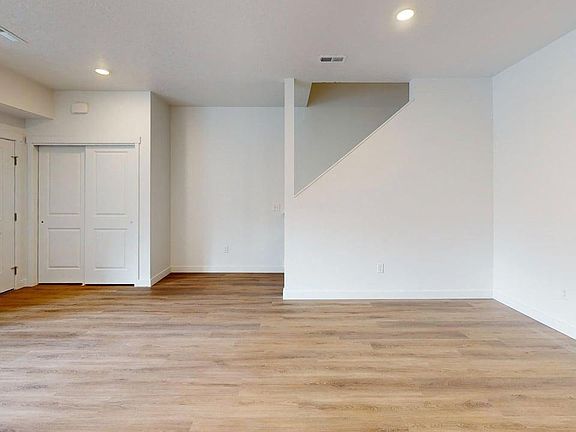 4th image of 765 N Pheasantbrook Cir