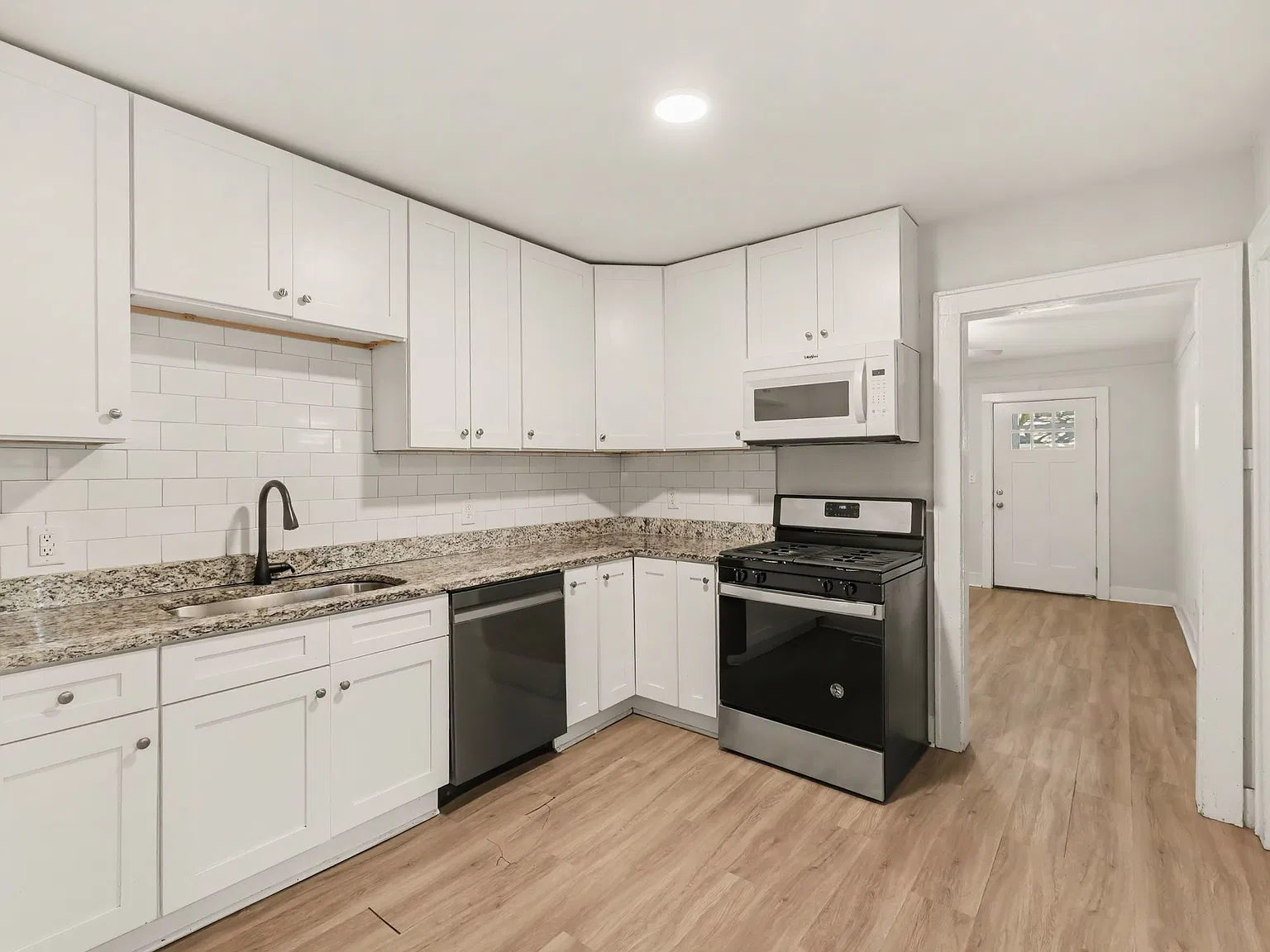4 bed, 1190 sqft, $2,200 — Photo 4