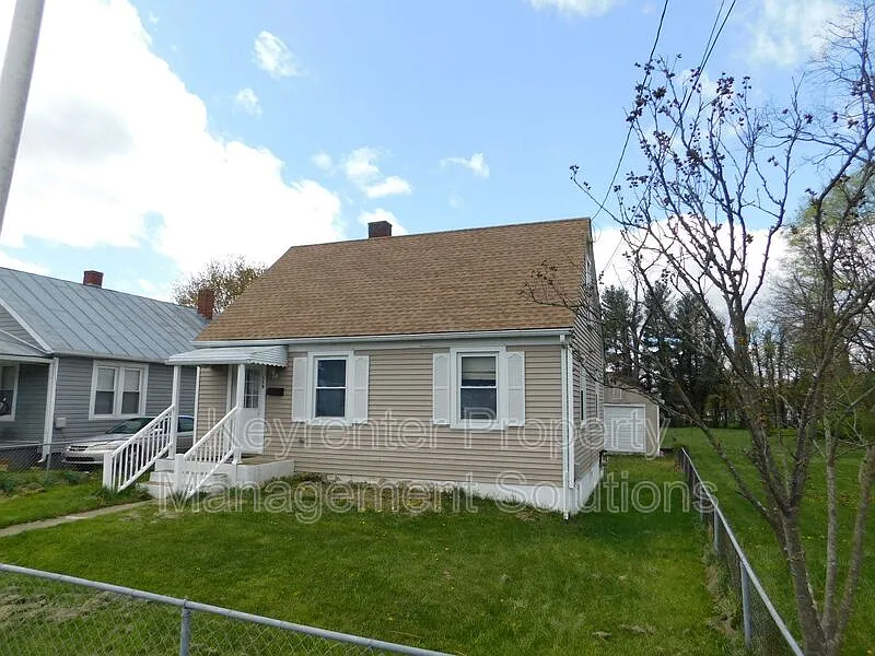 3 bed, 1.0 bath, 930 sqft, $1,395 — Photo 3
