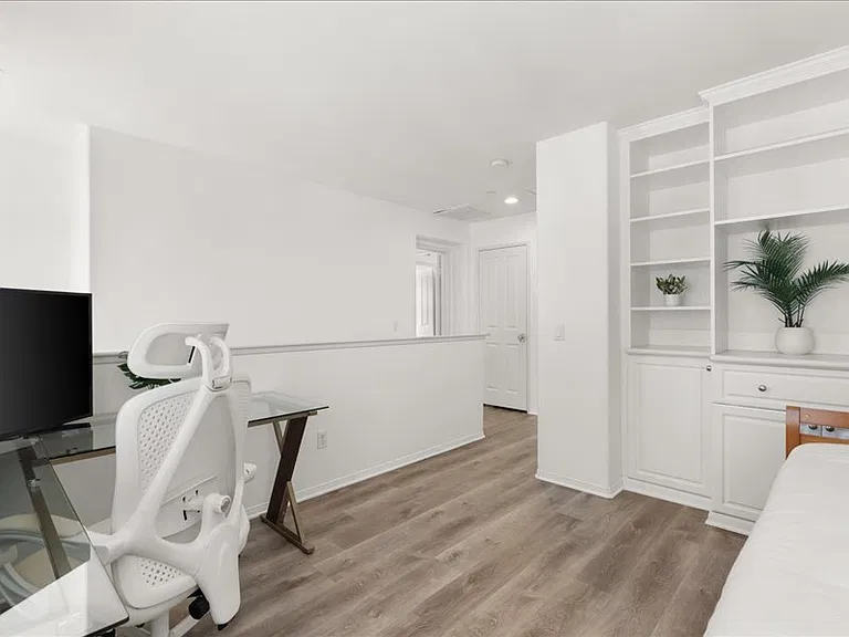 121 Alhambra — Photo 16