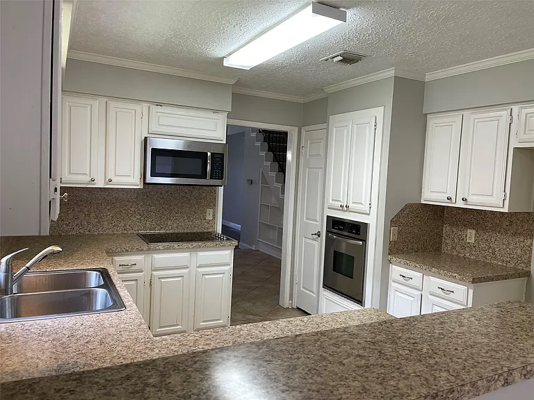 3118 Redcliff Dr — Photo 5