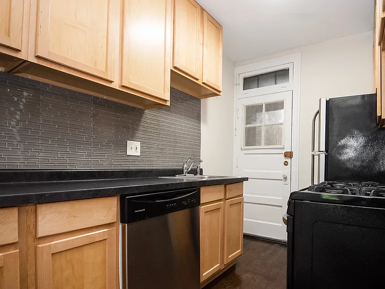 1254 W Henderson St #2 — Photo 2