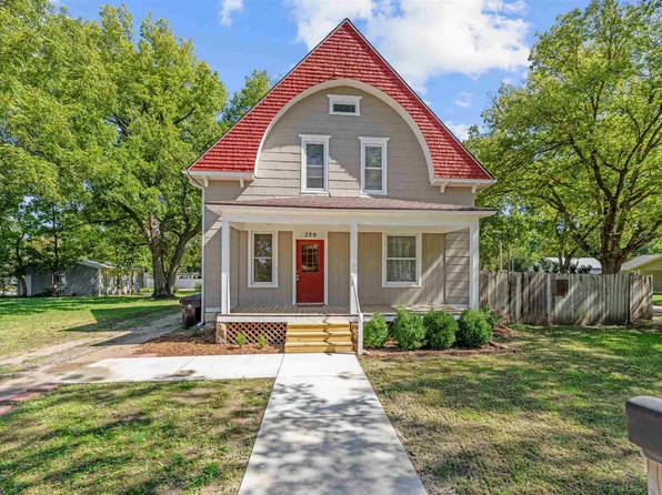 329 S Chestnut St, Lindsborg, KS 67456