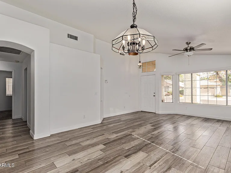 1077 W Laurel Ave — Photo 3