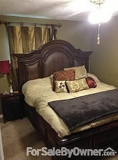 Master bedroom
						:
						Picture doesn't show the closet with nice sliding glass mirrors