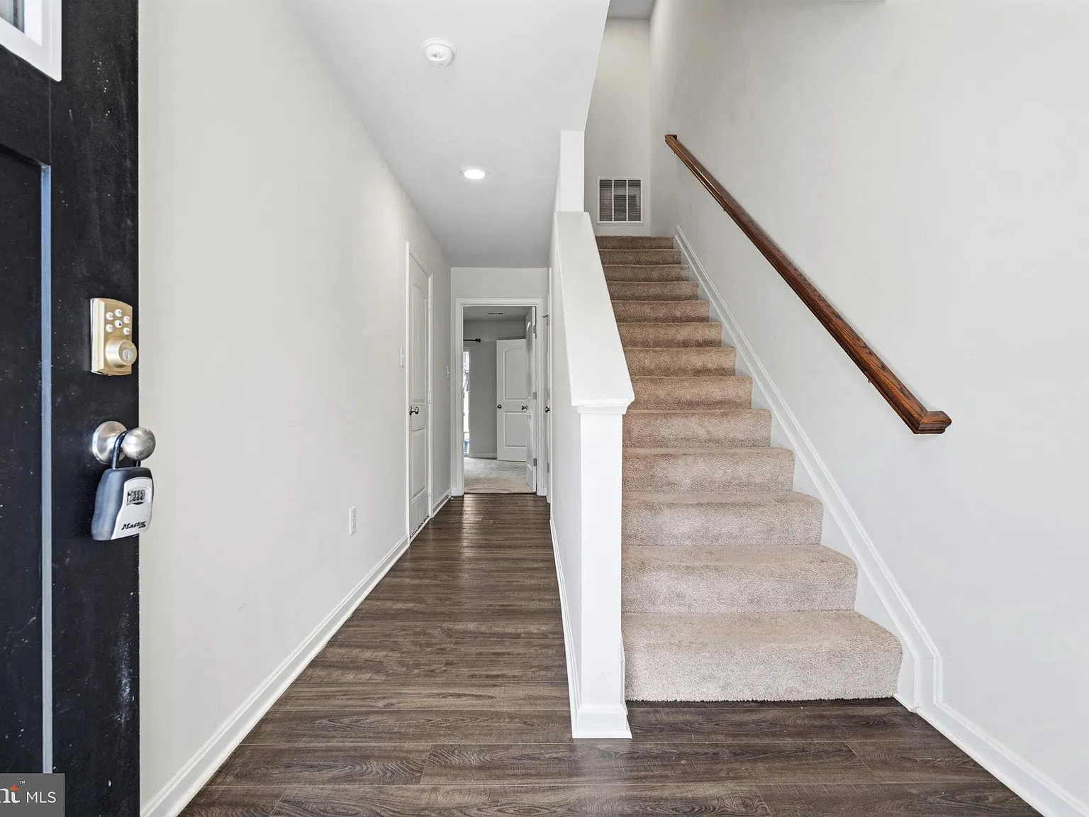 3 bed, 2.5 bath, 2420 sqft, $1,950 — Photo 4