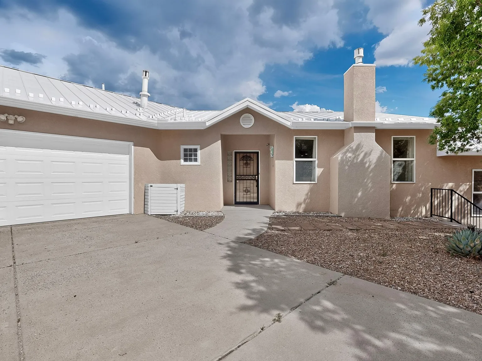 3 bed, 2.5 bath, 2280 sqft, $2,300 — Photo 2