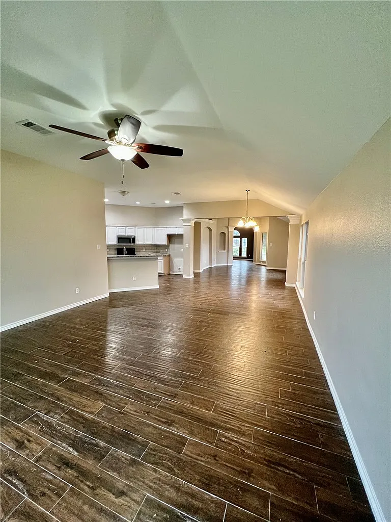 3 bed, 2.0 bath, 1892 sqft, $2,100 — Photo 4