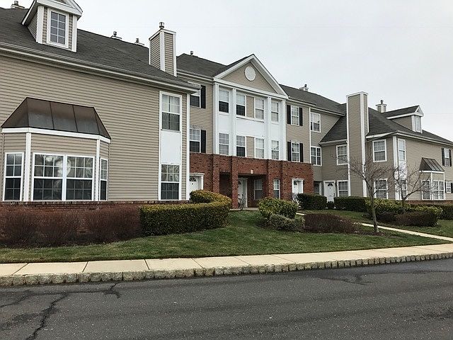 1st floor 1000 sq ft condo with Basement