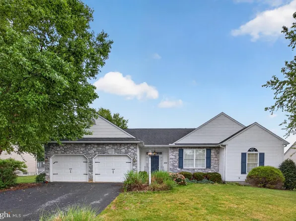 275 Silver Maple Ct, Mount Wolf, PA 17347