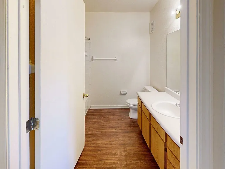 Lyons Gate Apartments — Photo 25