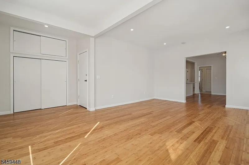 2 bed, 1.0 bath, 1000 sqft, $2,400 — Photo 2