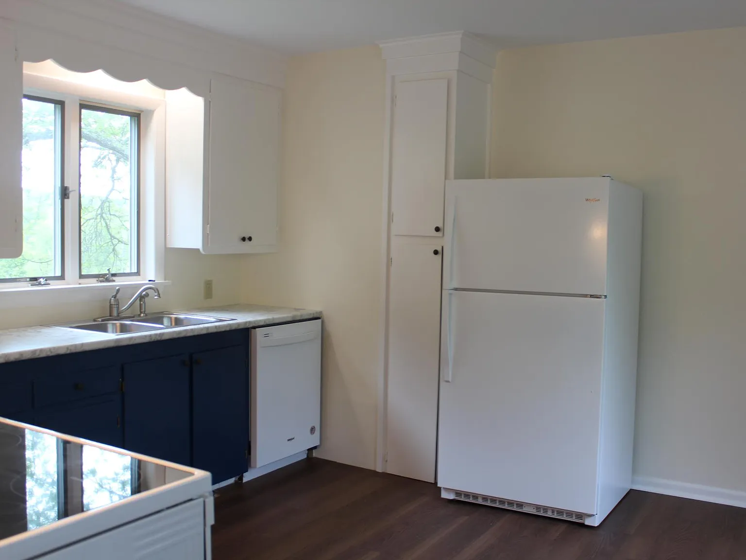 3 bed, 1326 sqft, $1,990 — Photo 3