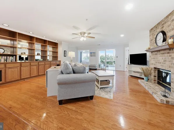 102 Mercer Ct APT 24-2A, Frederick, MD 21701