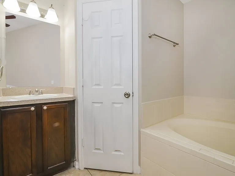 903 Bonneville Ln — Photo 11