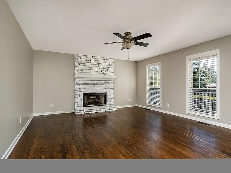 325 Dobbs Rd — Photo 4