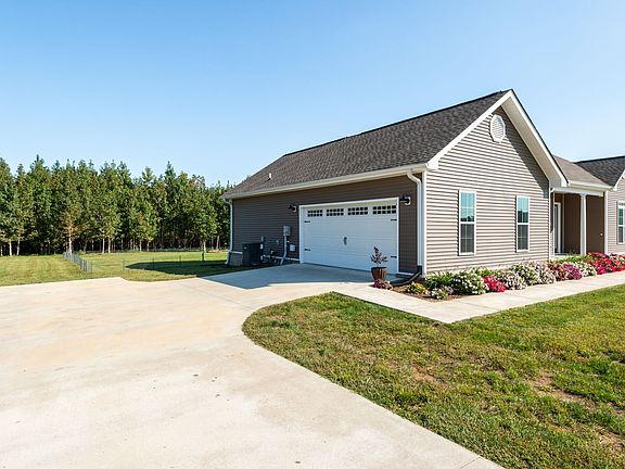 3rd image of 979 Presley Cir