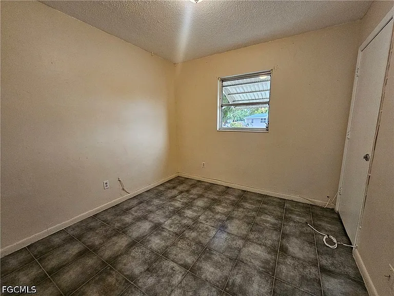423 Morgan Cir S — Photo 19