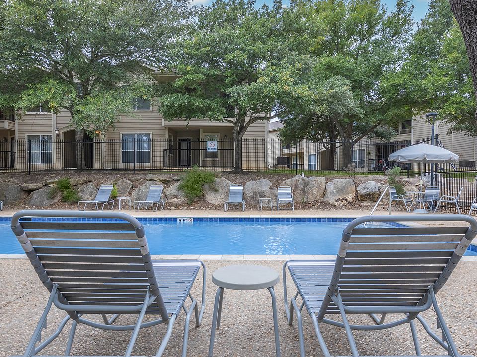 A resort style pool at Crosspoint Oaks at Boerne, TX.