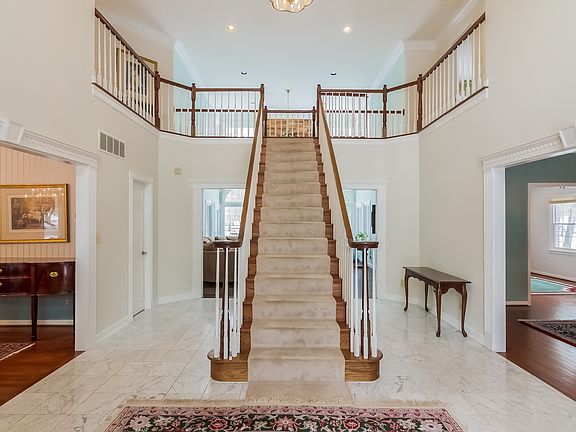 4th image of 1712 Justin Dr