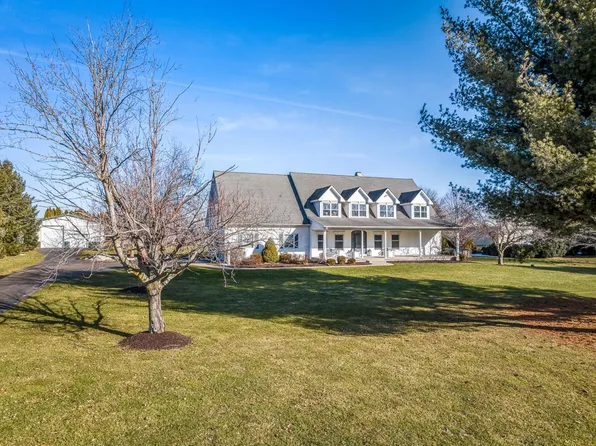 8477 E Cardinal Ln, Stillman Valley, IL 61084