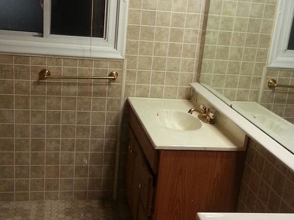 Double Sinks in Bathroom