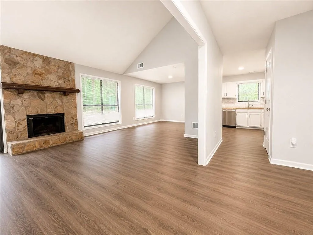 3 bed, 2.0 bath, 1681 sqft, $2,200 — Photo 4