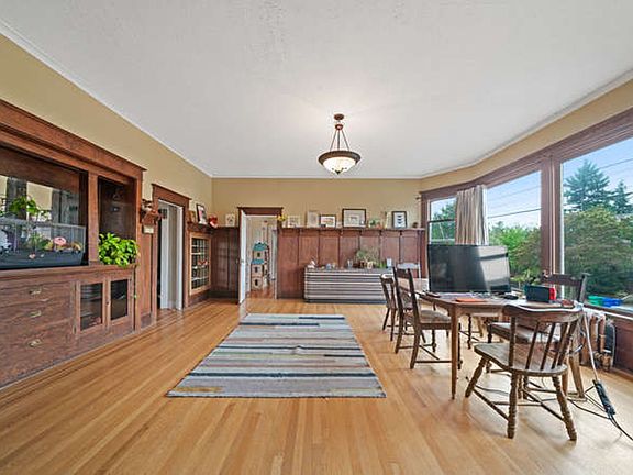 5th image of 204-206 NE Wygant St #204