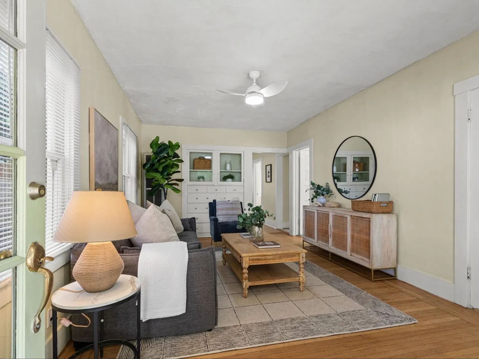 3 bed, 975 sqft, $3,049 — Photo 2
