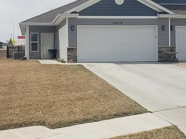 2819 Wagon Dr, Lincoln, NE 68507