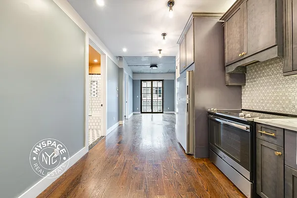 Rented by MySpaceNYC | media 112