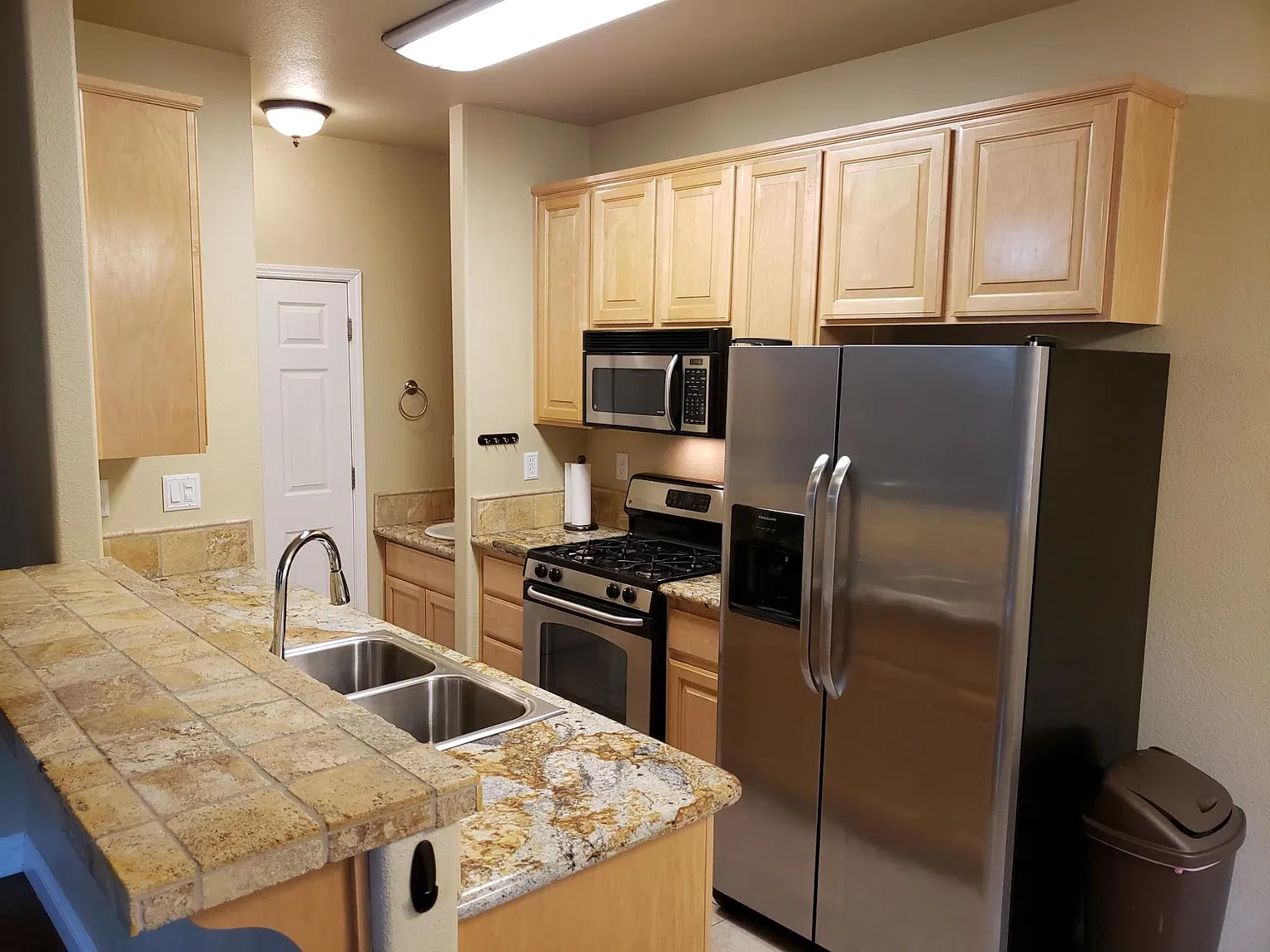 3 bed, 2.5 bath, 1356 sqft, $2,650 — Photo 4