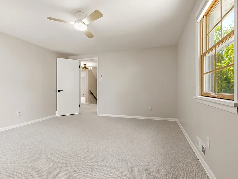2056 Laurel Hill Dr — Photo 17