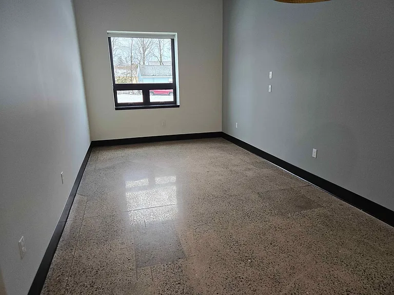 1319 Oak St — Photo 11