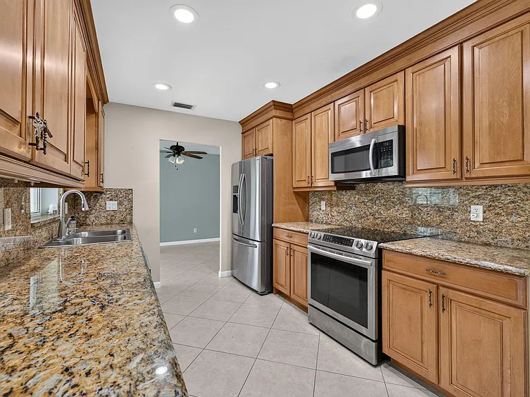 416 SE Naranja Ave — Photo 7