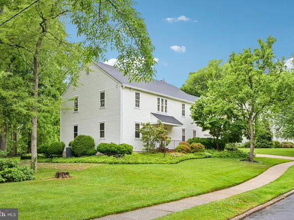 12 Circle Dr, Moorestown, NJ 08057