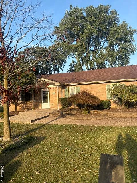 3 bed, 1.0 bath, 1200 sqft, $2,200 — Photo 2