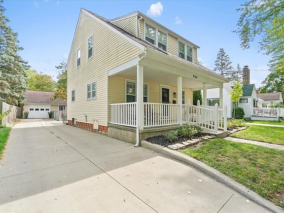 5th image of 934 N Park St