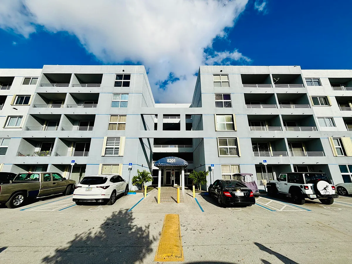 Building Photo - 8201 NW 8th St #1509