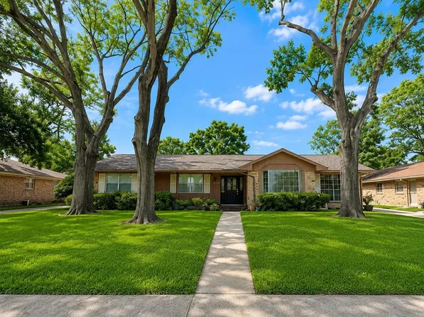 426 Shadow Creek Dr, Seabrook, TX 77586