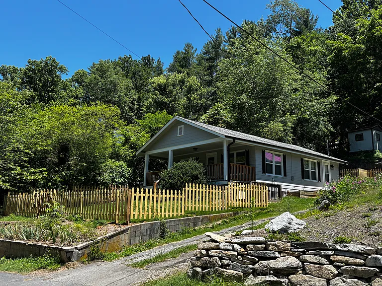 23 Sycamore St — Photo 1