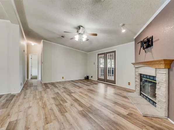 2209 Meadowview St, Alvarado, TX 76009