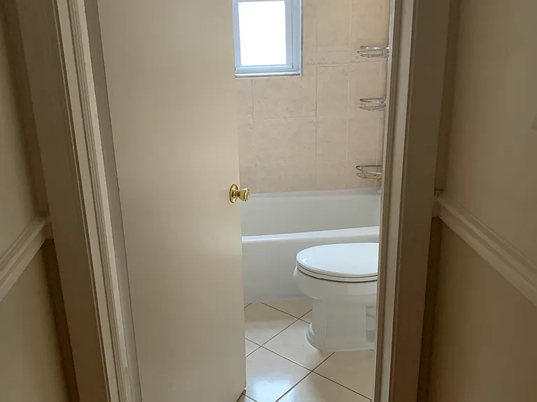 Upstairs full bathroom